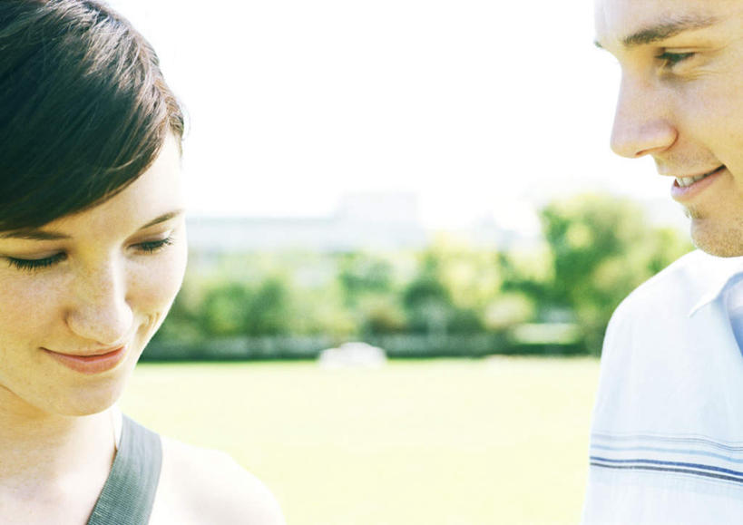 西方人,两个人,站,笑,微笑,露齿笑,横图,室外,特写,白天,正面,草地,草坪,植物,欧洲,欧洲人,阴影,服装,朦胧,模糊,光线,影子,云,云朵,云彩,注视,休闲装,草,树,树木,衣服,绿色,白云,天空,阳光,自然,天,观察,看,站着,休闲,同学,休闲服,服饰,生长,成长,观看,察看,校友,关注,同窗,学友,男人,男性,年轻男性,年轻女性,女人,女性,白种人,站立,半身,彩图