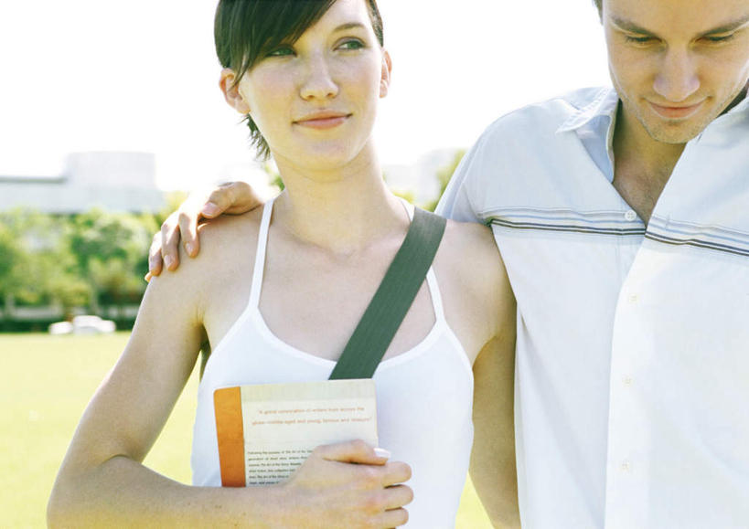 西方人,两个人,站,抱,笑,微笑,横图,室外,特写,白天,正面,草地,草坪,植物,书籍,欧洲,欧洲人,阴影,服装,朦胧,模糊,光线,影子,云,云朵,拿,云彩,拿着,注视,休闲装,草,树,树木,衣服,绿色,白云,天空,阳光,自然,天,观察,看,站着,休闲,同学,休闲服,服饰,生长,成长,抱着,观看,察看,搂着,校友,关注,同窗,学友,男人,男性,年轻男性,年轻女性,女人,女性,白种人,书,图书,搂,搂抱,站立,半身,彩图