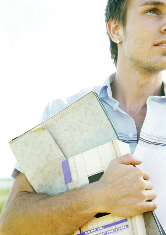 西方人,一个人,站,抱,竖图,室外,白天,仰视,书籍,欧洲,欧洲人,仅一个男性,仅一个人,服装,朦胧,模糊,注视,休闲装,仅一个年轻男性,衣服,观察,看,站着,休闲,休闲服,服饰,抱着,观看,察看,关注,男人,男性,年轻男性,白种人,书,图书,站立,半身,彩图,低角度拍摄