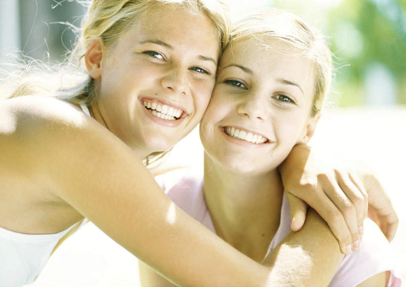 西方人,两个人,伙伴,朋友,站,抱,横图,室外,白天,正面,友谊,植物,欧洲,欧洲人,服装,朦胧,模糊,注视,休闲装,树,树木,衣服,绿色,自然,观察,看,站着,休闲,休闲服,服饰,生长,成长,抱着,观看,察看,搂着,关注,友情,年轻女性,女人,女性,白种人,搂,搂抱,站立,半身,彩图