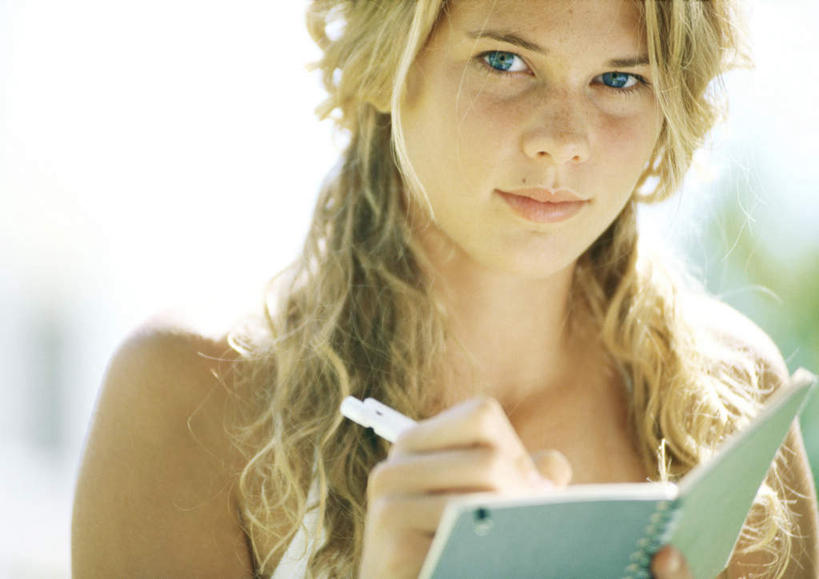 西方人,一个人,站,笑,微笑,横图,室外,白天,正面,植物,吊带,欧洲,欧洲人,仅一个年轻女性,仅一个女性,仅一个人,服装,朦胧,模糊,笔,云,云朵,办公用品,记事本,圆珠笔,拿,云彩,拿着,注视,吊带衫,休闲装,文具,树,树木,衣服,绿色,白云,天空,自然,本子,笔记本,学习用品,天,观察,看,站着,休闲,休闲服,服饰,生长,成长,观看,文具用品,察看,关注,年轻女性,女人,女性,白种人,站立,半身,彩图