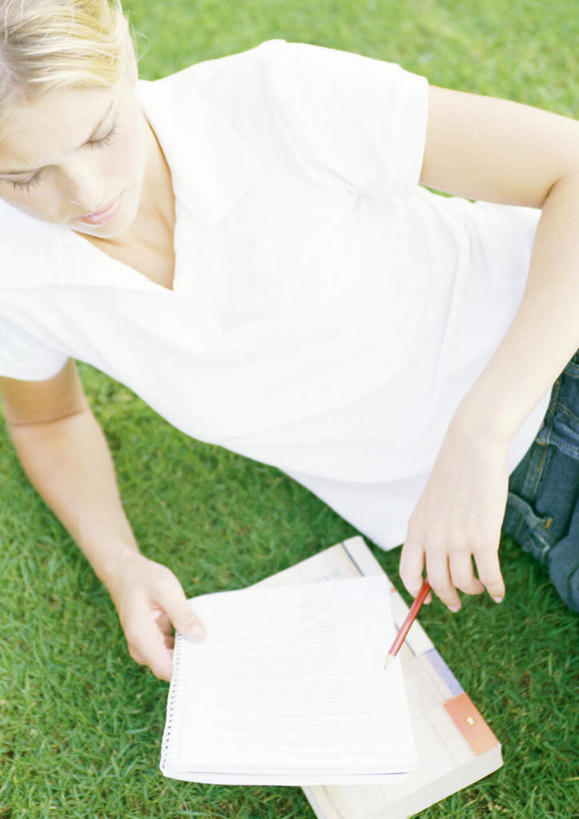 西方人,一个人,躺,竖图,室外,白天,正面,草地,草坪,植物,欧洲,欧洲人,仅一个年轻女性,仅一个女性,仅一个人,服装,笔,办公用品,记事本,圆珠笔,拿,拿着,休闲装,文具,草,衣服,绿色,本子,笔记本,学习用品,休闲,休闲服,服饰,文具用品,卧着,年轻女性,女人,女性,白种人,躺着,卧,半身,彩图