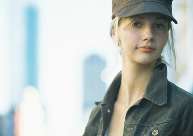 西方人,一个人,站,笑,微笑,横图,室外,白天,正面,帽子,欧洲,欧洲人,仅一个年轻女性,仅一个女性,仅一个人,服装,朦胧,模糊,注视,休闲装,运动帽,衣服,观察,看,站着,休闲,休闲服,鸭舌帽,服饰,观看,察看,关注,年轻女性,女人,女性,白种人,站立,半身,彩图