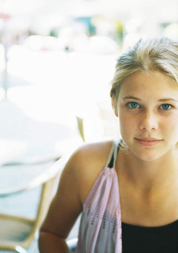 西方人,脸,头,脸颊,一个人,站,笑,微笑,竖图,室外,特写,白天,正面,餐桌,桌子,吊带,欧洲,欧洲人,仅一个年轻女性,仅一个女性,仅一个人,服装,朦胧,模糊,注视,吊带衫,休闲装,衣服,观察,看,站着,休闲,休闲服,服饰,餐台,观看,察看,关注,年轻女性,女人,女性,白种人,头部,脸部,脸蛋,面部,站立,半身,彩图