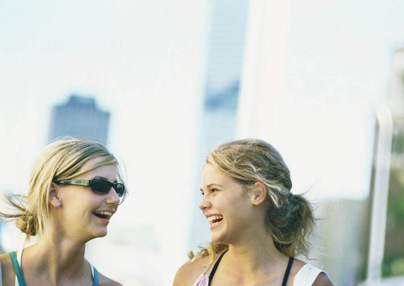 西方人,两个人,伙伴,朋友,高楼大厦,站,笑,微笑,露齿笑,横图,室外,白天,正面,友谊,大厦,建筑,摩天大楼,欧洲,欧洲人,服装,朦胧,模糊,墨镜,眼镜,云,云朵,云彩,注视,休闲装,衣服,蓝色,白云,蓝天,天空,太阳镜,太阳眼镜,天,观察,看,站着,休闲,休闲服,遮阳镜,服饰,观看,察看,关注,友情,年轻女性,女人,女性,白种人,站立,半身,彩图,大楼,高层建筑,高楼,摩天楼