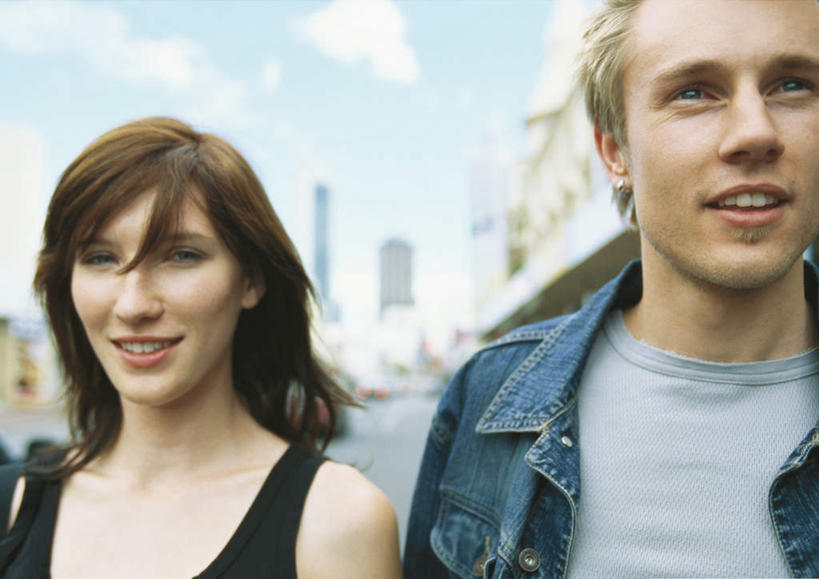 西方人,两个人,伙伴,朋友,高楼大厦,站,笑,微笑,露齿笑,横图,室外,白天,正面,友谊,大厦,建筑,摩天大楼,欧洲,欧洲人,服装,朦胧,模糊,云,云朵,云彩,注视,休闲装,衣服,蓝色,白云,蓝天,天空,天,观察,看,站着,休闲,休闲服,服饰,观看,察看,关注,友情,男人,男性,年轻男性,年轻女性,女人,女性,白种人,站立,半身,彩图,大楼,高层建筑,高楼,摩天楼