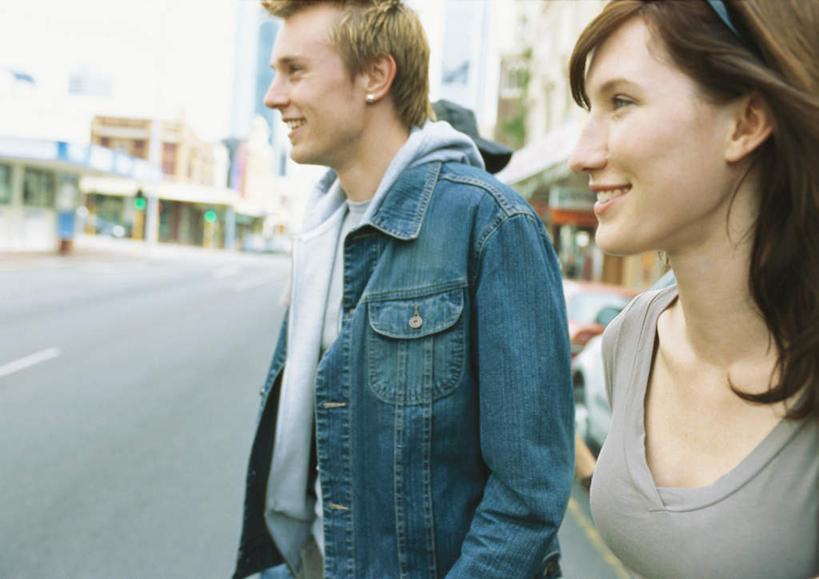 西方人,两个人,伙伴,朋友,站,笑,微笑,露齿笑,横图,室外,白天,侧面,友谊,道路,路,公路,欧洲,欧洲人,服装,交通,注视,休闲装,衣服,观察,看,站着,休闲,休闲服,服饰,观看,察看,关注,友情,男人,男性,年轻男性,年轻女性,女人,女性,白种人,马路,站立,半身,彩图