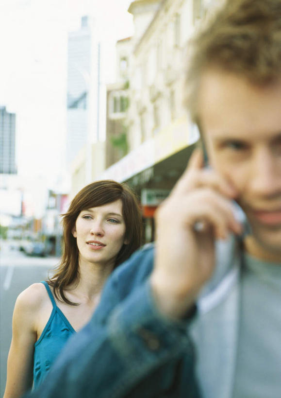 西方人,两个人,伙伴,朋友,站,打电话,竖图,室外,白天,正面,友谊,电话,手机,欧洲,欧洲人,服装,朦胧,模糊,拿,拿着,注视,休闲装,通讯设备,衣服,观察,看,站着,休闲,休闲服,服饰,观看,察看,关注,交流,友情,男人,男性,年轻男性,年轻女性,女人,女性,白种人,沟通,通话,站立,半身,彩图