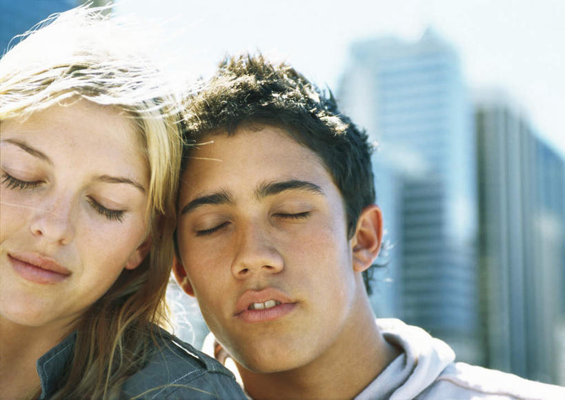 西方人,两个人,伙伴,朋友,高楼大厦,站,闭眼,笑,微笑,横图,室外,白天,正面,友谊,大厦,建筑,摩天大楼,欧洲,欧洲人,阴影,服装,朦胧,模糊,光线,影子,云,云朵,云彩,注视,休闲装,衣服,蓝色,白云,蓝天,天空,阳光,天,观察,看,站着,休闲,休闲服,服饰,观看,察看,关注,友情,男人,男性,年轻男性,年轻女性,女人,女性,白种人,闭眼睛,闭着眼,闭着眼睛,站立,半身,彩图,大楼,高层建筑,高楼,摩天楼