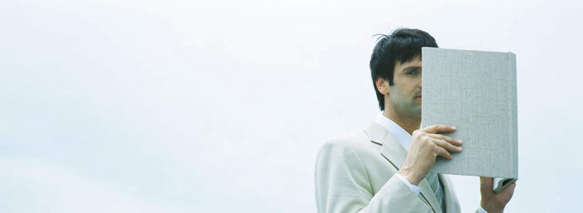 西方人,脸,头,脸颊,一个人,商务人士,商务男性,站,横图,室外,白天,正面,衬衫,欧洲,欧洲人,仅一个男性,仅一个人,套装,材料,档案,文件,云,云朵,拿,云彩,拿着,注视,仅一个年轻男性,白云,天空,资料,天,观察,看,站着,遮,遮掩,观看,察看,掩盖,遮挡,关注,文档,商务装,工薪阶层,遮盖,掩饰,男人,男性,年轻男性,白种人,头部,脸部,脸蛋,面部,白领,上班族,站立,半身,彩图,衬衣