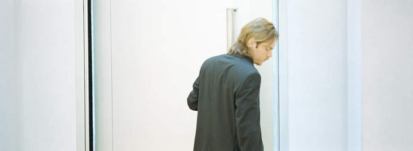 西方人,一个人,商务人士,商务男性,办公室,站,横图,室内,白天,衬衫,欧洲,欧洲人,仅一个男性,仅一个人,套装,墙,领带,注视,墙壁,墙面,仅一个年轻男性,背面,低头,观察,看,站着,观看,察看,关注,商务装,工薪阶层,年轻男性,白种人,年轻人,白领,上班族,站立,半身,彩图,衬衣