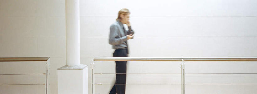 西方人,一个人,商务人士,商务男性,办公室,栏杆,站,打电话,横图,室内,白天,侧面,衬衫,电话,手机,欧洲,欧洲人,仅一个男性,仅一个人,套装,朦胧,模糊,墙,围栏,领带,拿,拿着,注视,通讯设备,护栏,墙壁,墙面,仅一个年轻男性,观察,看,站着,观看,察看,关注,商务装,工薪阶层,交流,年轻男性,白种人,年轻人,白领,上班族,沟通,通话,站立,半身,彩图,衬衣