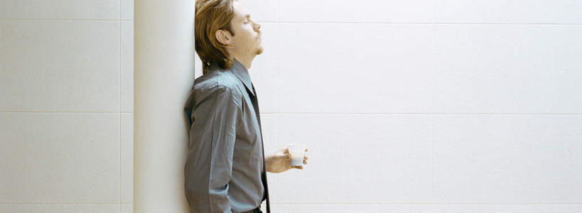 西方人,一个人,商务人士,商务男性,办公室,站,闭眼,横图,室内,白天,侧面,衬衫,杯子,欧洲,欧洲人,仅一个男性,仅一个人,套装,瓷器,柱子,墙,咖啡杯,领带,陶瓷制品,拿,拿着,注视,墙壁,墙面,仅一个年轻男性,观察,看,站着,观看,察看,关注,瓷杯,商务装,工薪阶层,年轻男性,白种人,年轻人,白领,上班族,闭眼睛,闭着眼,闭着眼睛,抬头,仰头,站立,半身,彩图,衬衣