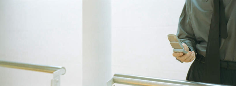 西方人,一个人,商务人士,商务男性,办公室,栏杆,站,打电话,横图,室内,白天,侧面,衬衫,电话,手机,欧洲,欧洲人,仅一个男性,仅一个人,套装,墙,围栏,领带,拿,拿着,注视,通讯设备,护栏,墙壁,墙面,仅一个年轻男性,观察,看,站着,观看,察看,关注,商务装,工薪阶层,交流,年轻男性,白种人,年轻人,白领,上班族,沟通,通话,站立,半身,彩图,衬衣