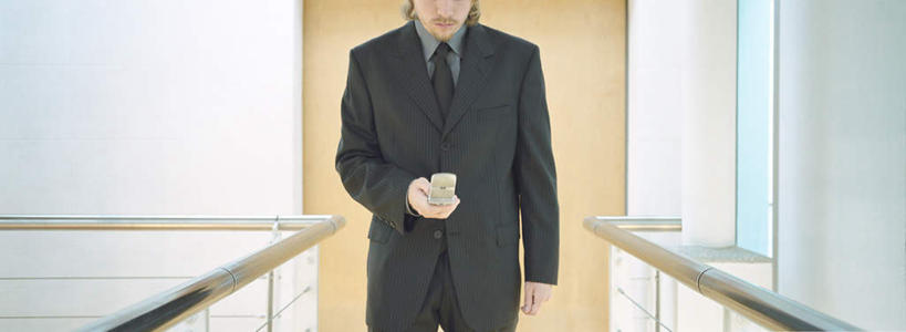 西方人,一个人,商务人士,商务男性,办公室,栏杆,站,打电话,横图,室内,白天,侧面,衬衫,门,电话,手机,欧洲,欧洲人,仅一个男性,仅一个人,套装,围栏,领带,拿,拿着,注视,通讯设备,护栏,仅一个年轻男性,门框,观察,看,站着,观看,察看,关注,商务装,工薪阶层,交流,年轻男性,白种人,年轻人,白领,上班族,沟通,通话,站立,半身,彩图,衬衣