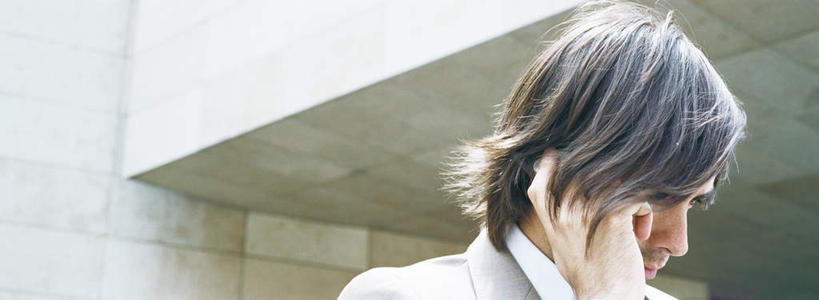 西方人,脸,头,脸颊,一个人,商务人士,商务男性,办公室,站,打电话,横图,室外,特写,白天,正面,衬衫,电话,手机,欧洲,欧洲人,仅一个男性,仅一个人,套装,墙,领带,拿,拿着,注视,通讯设备,墙壁,墙面,仅一个年轻男性,低头,观察,看,站着,观看,察看,关注,商务装,工薪阶层,交流,年轻男性,白种人,年轻人,头部,脸部,脸蛋,面部,白领,上班族,沟通,通话,站立,半身,彩图,衬衣