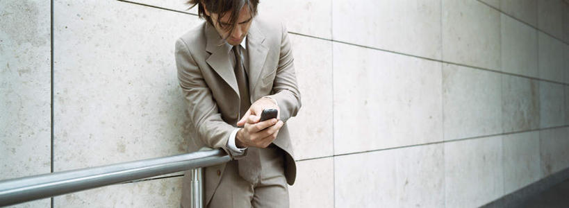 西方人,一个人,商务人士,商务男性,办公室,栏杆,站,打电话,横图,室外,白天,侧面,衬衫,电话,手机,欧洲,欧洲人,仅一个男性,仅一个人,套装,墙,围栏,领带,拿,拿着,注视,通讯设备,护栏,墙壁,墙面,仅一个年轻男性,观察,看,站着,观看,察看,关注,商务装,工薪阶层,交流,年轻男性,白种人,年轻人,白领,上班族,沟通,通话,站立,半身,彩图,衬衣