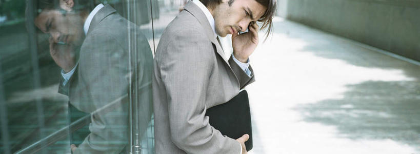 西方人,一个人,商务人士,商务男性,办公室,站,摸,横图,室内,白天,侧面,衬衫,窗户,落地窗,欧洲,欧洲人,仅一个男性,仅一个人,抚摸,阴影,套装,光线,包,公文包,影子,墙,领带,拿,拿着,注视,玻璃窗,墙壁,墙面,仅一个年轻男性,阳光,观察,看,站着,公事包,观看,察看,关注,商务装,工薪阶层,年轻男性,白种人,年轻人,白领,上班族,触摸,接触,站立,半身,彩图,衬衣