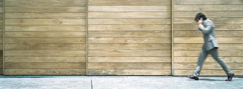 西方人,一个人,商务人士,商务男性,办公室,站,走,打电话,横图,室外,白天,侧面,衬衫,电话,手机,欧洲,欧洲人,仅一个男性,仅一个人,套装,墙,领带,拿,拿着,注视,通讯设备,墙壁,墙面,仅一个年轻男性,观察,看,站着,观看,察看,关注,商务装,工薪阶层,交流,年轻男性,白种人,年轻人,白领,上班族,步行,沟通,散步,通话,站立,走路,彩图,全身,衬衣