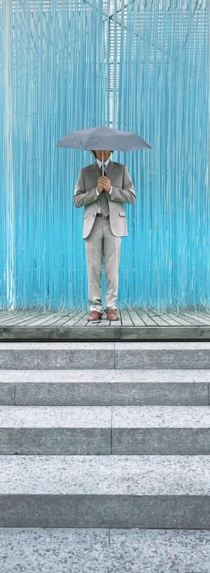 西方人,一个人,商务人士,商务男性,站,竖图,室外,白天,正面,衬衫,楼梯,道路,路,公路,欧洲,欧洲人,仅一个男性,仅一个人,一把,套装,伞,雨伞,遮阳伞,阶梯,领带,交通,拿,拿着,注视,阳伞,台阶,仅一个年轻男性,黑色,观察,看,站着,观看,察看,关注,商务装,工薪阶层,年轻男性,白种人,年轻人,白领,上班族,马路,站立,彩图,全身,衬衣