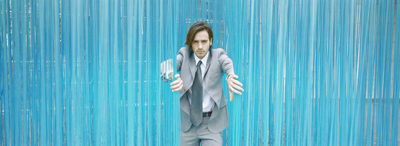 西方人,一个人,商务人士,商务男性,站,举,横图,室外,白天,正面,衬衫,窗帘,欧洲,欧洲人,仅一个男性,仅一个人,套装,领带,注视,仅一个年轻男性,蓝色,观察,看,托,站着,观看,察看,关注,商务装,工薪阶层,年轻男性,白种人,年轻人,白领,上班族,举起,举手,举着,向上举,向上伸,向上托,站立,半身,彩图,衬衣