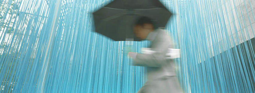 西方人,一个人,商务人士,商务男性,站,横图,室外,白天,仰视,衬衫,窗帘,欧洲,欧洲人,仅一个男性,仅一个人,一把,套装,朦胧,模糊,伞,雨伞,遮阳伞,领带,拿,拿着,注视,阳伞,仅一个年轻男性,蓝色,黑色,观察,看,站着,观看,察看,关注,商务装,工薪阶层,年轻男性,白种人,年轻人,白领,上班族,站立,半身,彩图,低角度拍摄,衬衣