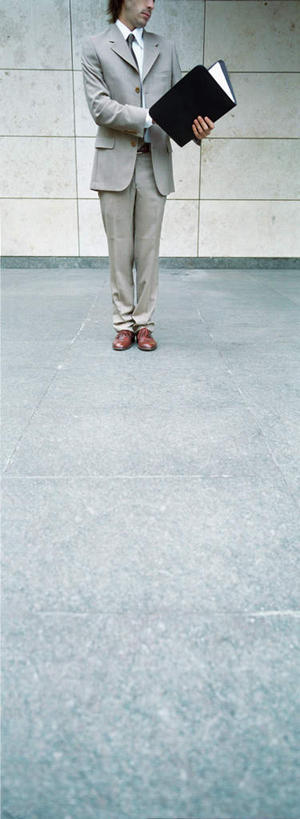 西方人,一个人,商务人士,商务男性,站,竖图,室外,白天,仰视,衬衫,道路,路,公路,欧洲,欧洲人,仅一个男性,仅一个人,套装,材料,档案,文件,墙,领带,交通,拿,拿着,注视,墙壁,墙面,仅一个年轻男性,资料,观察,看,站着,观看,察看,关注,文档,商务装,工薪阶层,年轻男性,白种人,年轻人,白领,上班族,马路,站立,半身,彩图,低角度拍摄,衬衣
