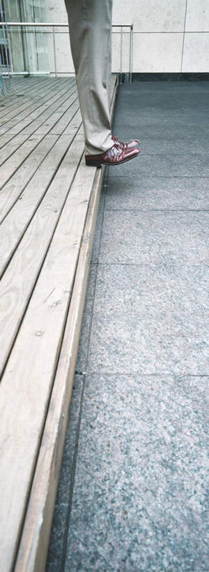 西方人,一个人,商务人士,商务男性,站,竖图,俯视,室外,白天,衬衫,地板,道路,路,公路,欧洲,欧洲人,仅一个男性,仅一个人,套装,领带,地面,交通,注视,木地板,仅一个年轻男性,观察,看,站着,观看,察看,关注,商务装,工薪阶层,年轻男性,白种人,年轻人,白领,上班族,马路,站立,半身,彩图,高角度拍摄,衬衣