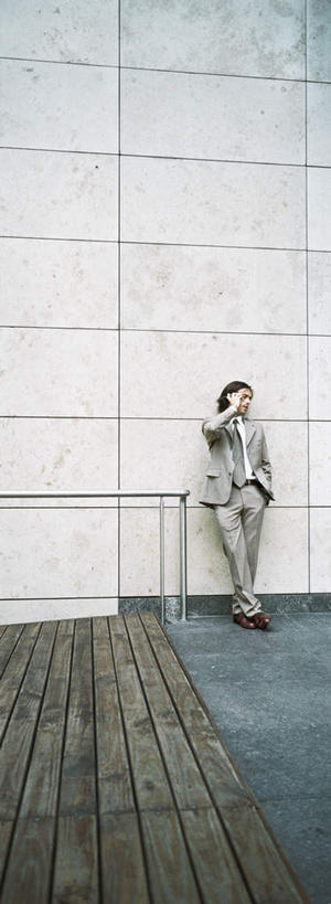 西方人,一个人,商务人士,商务男性,站,打电话,竖图,室外,白天,正面,衬衫,地板,电话,手机,欧洲,欧洲人,仅一个男性,仅一个人,套装,墙,领带,地面,拿,拿着,注视,通讯设备,木地板,墙壁,墙面,仅一个年轻男性,观察,看,站着,观看,察看,关注,商务装,工薪阶层,交流,年轻男性,白种人,年轻人,白领,上班族,沟通,通话,站立,彩图,全身,衬衣