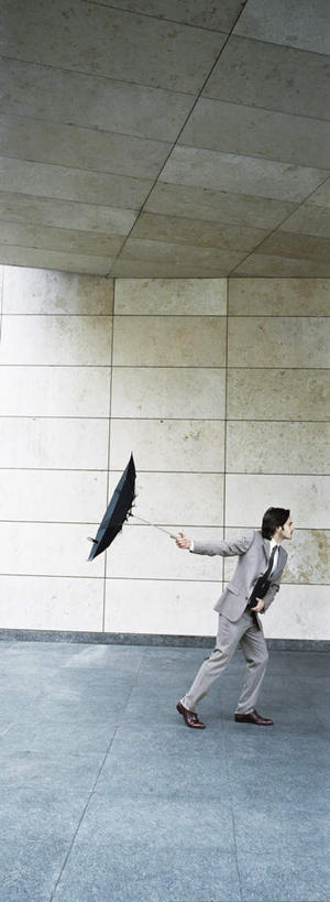 西方人,一个人,商务人士,商务男性,站,举,竖图,室外,白天,侧面,衬衫,欧洲,欧洲人,仅一个男性,仅一个人,一把,套装,伞,雨伞,遮阳伞,墙,领带,注视,阳伞,墙壁,墙面,仅一个年轻男性,黑色,观察,看,托,站着,观看,察看,关注,商务装,工薪阶层,年轻男性,白种人,年轻人,白领,上班族,举起,举手,举着,向上举,向上伸,向上托,站立,彩图,全身,衬衣