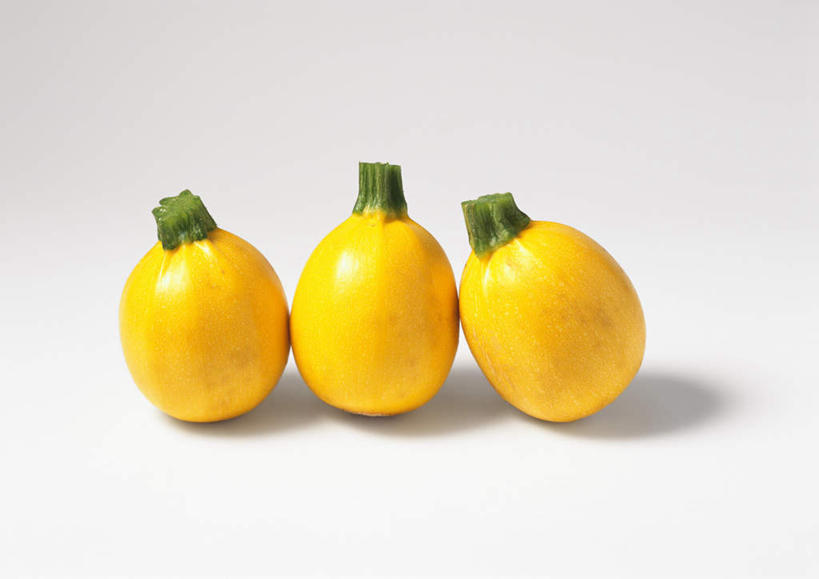 无人,横图,俯视,室内,特写,白天,白色背景,餐桌,桌子,蔬菜,阴影,新鲜,反射,影子,食品,西葫芦,食物,三个,黄色,白瓜,摄影,有机食品,绿色食品,影棚,餐台,茭瓜,彩图,高角度拍摄,影棚拍摄,拍摄