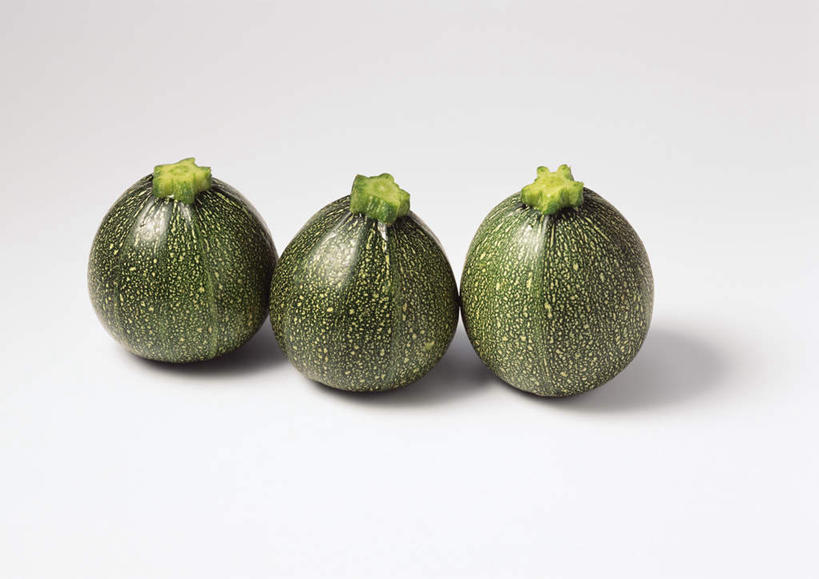 无人,横图,俯视,室内,特写,白天,白色背景,餐桌,桌子,蔬菜,阴影,新鲜,反射,影子,食品,西葫芦,食物,三个,绿色,白瓜,摄影,有机食品,绿色食品,影棚,餐台,茭瓜,彩图,高角度拍摄,影棚拍摄,拍摄