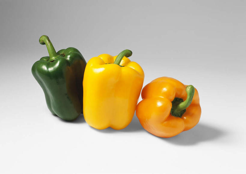 无人,横图,俯视,室内,特写,白天,白色背景,餐桌,桌子,辣椒,蔬菜,新鲜,食品,食物,三个,黄色,绿色,摄影,有机食品,绿色食品,影棚,餐台,彩椒,辣角,红海椒,大椒,辣虎,广椒,甜椒,柿子椒,辣子,海椒,番椒,灯笼椒,彩图,高角度拍摄,影棚拍摄,拍摄