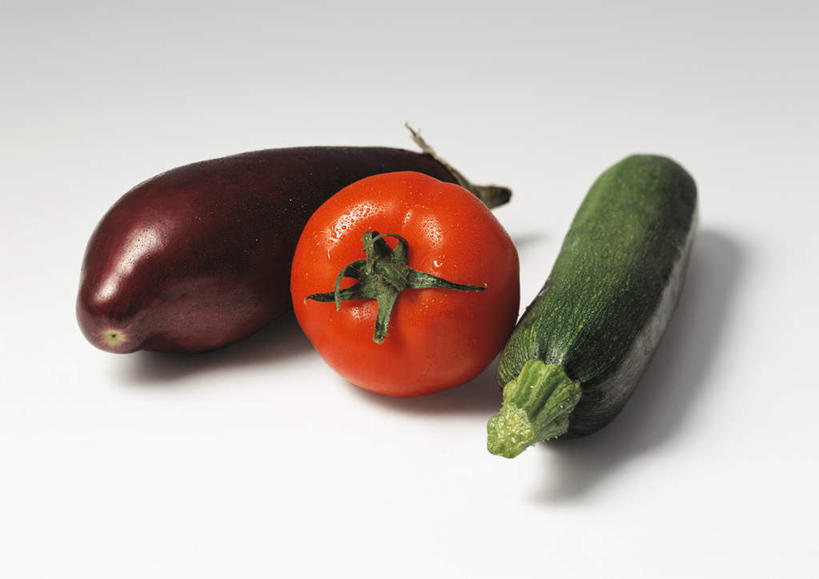 无人,横图,俯视,室内,特写,白天,白色背景,餐桌,桌子,黄瓜,茄子,蔬菜,西红柿,一根,新鲜,食品,食物,两个,摄影,有机食品,绿色食品,影棚,餐台,青瓜,落苏,酪酥,昆仑瓜,胡瓜,番茄,矮瓜,彩图,高角度拍摄,影棚拍摄,拍摄