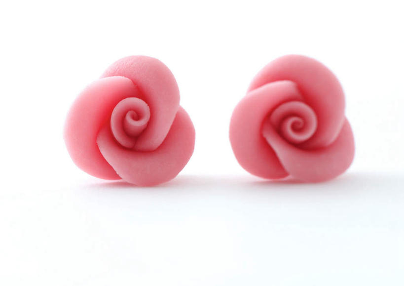 点心,无人,横图,俯视,室内,特写,白天,白色背景,爱情,幸福,纯洁,热情,桌子,玫瑰,盛开,办公桌,食品,甜点,甜品,玫瑰花,浪漫,花蕾,花,花瓣,花朵,鲜花,食物,糕点,两个,粉色,甜食,花苞,花蕊,温暖,温馨,恩爱,摄影,影棚,和睦,感动,尊敬,天真,刺玫花,徘徊花,彩图,高角度拍摄,影棚拍摄,拍摄,融洽