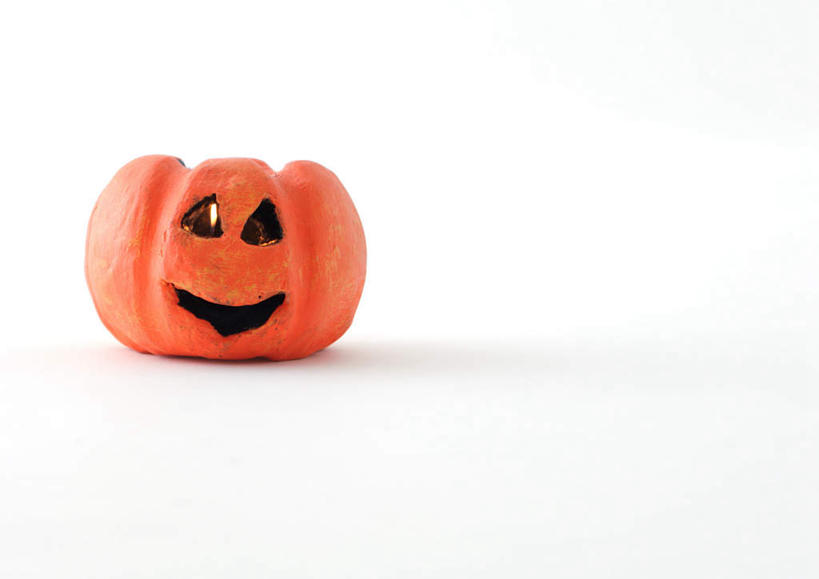 脸,头,脸颊,无人,横图,俯视,室内,特写,白天,白色背景,桌子,南瓜,蔬菜,静物,照明,雕塑,节日,庆祝,新鲜,艺术,装饰,雕刻,雕像,办公桌,灯光,金瓜,食品,文化,镂空,番瓜,灯,食物,一个,工艺品,灯具,庆典,橙色,南瓜灯,万圣节,摄影,有机食品,绿色食品,影棚,单个,纪念,华丽,修饰,麦瓜,倭瓜,照亮,美术,点缀,笑脸,照明设备,主题,陈列,功能,美学,衬托,美观,雅致,雅观,镂刻,头部,脸部,脸蛋,面部,彩图,高角度拍摄,影棚拍摄,拍摄