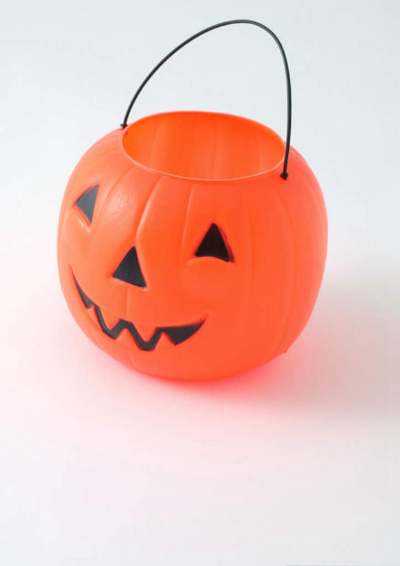 脸,头,脸颊,无人,竖图,俯视,室内,特写,白天,白色背景,桌子,南瓜,蔬菜,静物,照明,雕塑,节日,庆祝,新鲜,艺术,装饰,雕刻,雕像,办公桌,灯光,金瓜,食品,文化,镂空,番瓜,灯,食物,一个,工艺品,灯具,庆典,橙色,南瓜灯,万圣节,摄影,有机食品,绿色食品,影棚,单个,纪念,华丽,修饰,麦瓜,倭瓜,照亮,美术,点缀,笑脸,照明设备,主题,陈列,功能,美学,衬托,美观,雅致,雅观,镂刻,头部,脸部,脸蛋,面部,彩图,高角度拍摄,影棚拍摄,拍摄