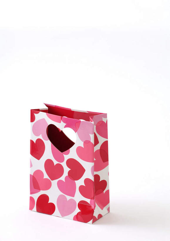 无人,竖图,俯视,室内,特写,白天,白色背景,爱情,桌子,静物,礼盒,礼物,情人节,节日,爱心,庆祝,纸盒,办公桌,浪漫,文化,盒子,一个,粉色,包装盒,礼品盒,庆典,温暖,温馨,心形,恩爱,摄影,礼品,影棚,单个,纪念,和睦,心型,彩图,高角度拍摄,影棚拍摄,拍摄,融洽