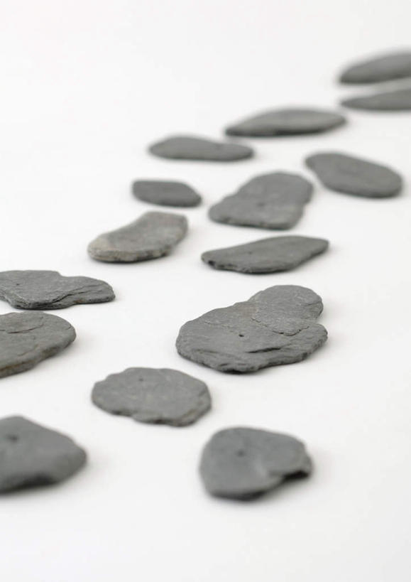 无人,竖图,俯视,室内,特写,白天,白色背景,石头,美景,静物,一排,许多,整齐,石子,景观,排列,黑色,自然,景色,摄影,影棚,队列,自然风光,石块,岩石,彩图,高角度拍摄,影棚拍摄,拍摄