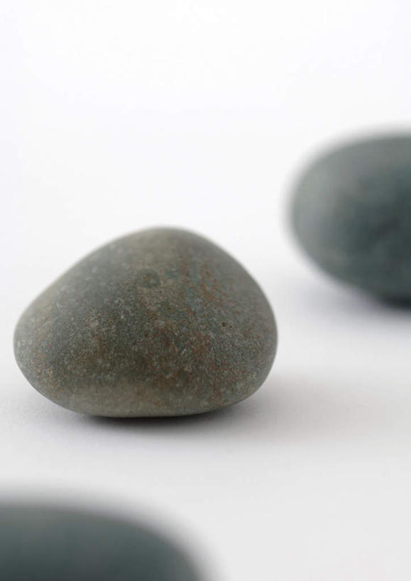 无人,竖图,室内,特写,白天,白色背景,正面,石头,美景,餐桌,桌子,静物,一排,朦胧,模糊,整齐,石子,椭圆形,景观,排列,三个,黑色,自然,景色,摄影,影棚,餐台,队列,自然风光,石块,岩石,彩图,影棚拍摄,拍摄