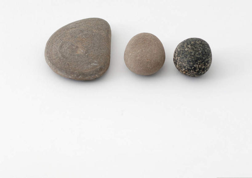无人,横图,俯视,室内,特写,白天,白色背景,石头,美景,餐桌,桌子,静物,一排,朦胧,模糊,整齐,石子,景观,排列,三个,灰色,自然,景色,摄影,影棚,餐台,队列,自然风光,石块,岩石,彩图,高角度拍摄,影棚拍摄,拍摄