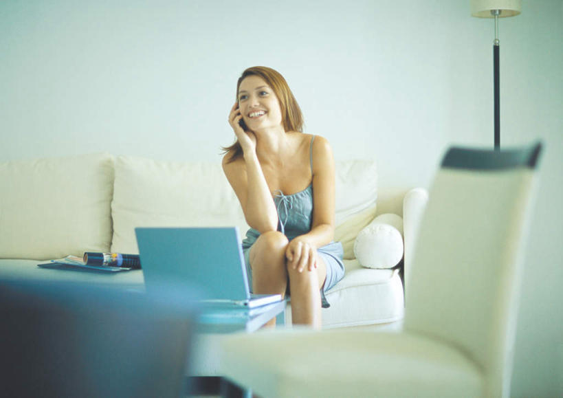 西方人,一个人,客厅,坐,笑,打电话,微笑,露齿笑,横图,室内,白天,正面,电脑,笔记本电脑,沙发,电话,手机,照明,欧洲,欧洲人,仅一个年轻女性,仅一个女性,仅一个人,朦胧,模糊,网络,墙,灯光,拿,拿着,注视,通讯设备,墙壁,墙面,灯,灯具,落地灯,观察,看,观看,照亮,察看,无线,起居室,照明设备,关注,通信设备,无线网络,布艺沙发,无线上网,便携式电脑,交流,手提电脑,年轻女性,女人,女性,白种人,沟通,通话,坐着,半身,彩图