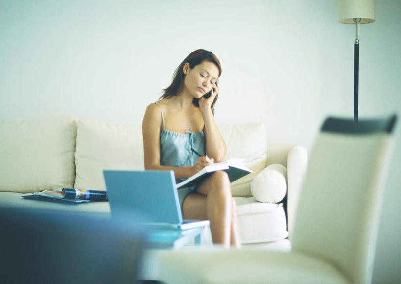 西方人,一个人,客厅,坐,打电话,横图,室内,白天,正面,电脑,笔记本电脑,沙发,电话,手机,照明,欧洲,欧洲人,仅一个年轻女性,仅一个女性,仅一个人,朦胧,模糊,网络,笔,墙,灯光,办公用品,记事本,圆珠笔,拿,拿着,注视,通讯设备,墙壁,墙面,灯,文具,本子,笔记本,学习用品,灯具,落地灯,观察,看,观看,文具用品,照亮,察看,无线,起居室,照明设备,关注,通信设备,无线网络,布艺沙发,无线上网,便携式电脑,交流,手提电脑,年轻女性,女人,女性,白种人,沟通,通话,坐着,半身,彩图