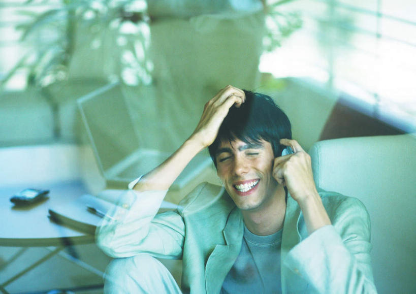 西方人,一个人,客厅,坐,笑,摸,打电话,微笑,露齿笑,横图,室内,白天,正面,餐桌,窗户,桌子,电话,手机,欧洲,欧洲人,仅一个男性,仅一个人,抚摸,拿,拿着,注视,通讯设备,玻璃窗,仅一个年轻男性,观察,看,餐台,观看,察看,起居室,关注,交流,男人,男性,年轻男性,白种人,触摸,沟通,接触,通话,坐着,半身,彩图