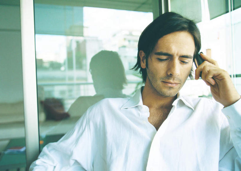 西方人,一个人,客厅,坐,打电话,横图,室内,白天,正面,窗户,落地窗,电话,手机,欧洲,欧洲人,仅一个男性,仅一个人,拿,拿着,注视,通讯设备,玻璃窗,仅一个年轻男性,观察,看,观看,察看,起居室,关注,交流,男人,男性,年轻男性,白种人,沟通,通话,坐着,半身,彩图