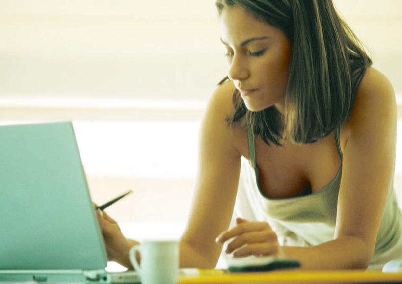 西方人,一个人,客厅,坐,横图,室内,白天,正面,电脑,笔记本电脑,餐桌,窗户,桌子,欧洲,欧洲人,仅一个年轻女性,仅一个女性,仅一个人,网络,笔,办公用品,圆珠笔,拿,拿着,注视,通讯设备,玻璃窗,文具,学习用品,观察,看,餐台,观看,文具用品,察看,无线,起居室,关注,通信设备,无线网络,无线上网,便携式电脑,手提电脑,年轻女性,女人,女性,白种人,坐着,半身,彩图