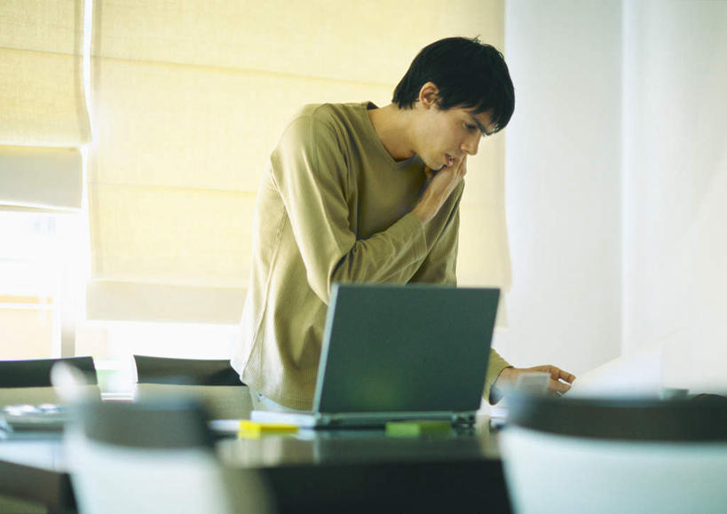 西方人,一个人,客厅,坐,打电话,横图,室内,白天,正面,窗帘,桌子,电话,手机,欧洲,欧洲人,仅一个男性,仅一个人,办公桌,拿,拿着,注视,通讯设备,仅一个年轻男性,观察,看,观看,察看,起居室,关注,交流,男人,男性,年轻男性,白种人,沟通,通话,坐着,半身,彩图