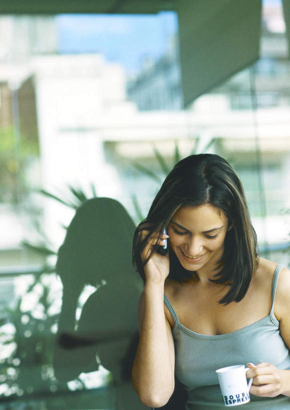 西方人,一个人,坐,笑,打电话,微笑,露齿笑,竖图,室内,白天,正面,窗户,杯子,电话,手机,欧洲,欧洲人,仅一个年轻女性,仅一个女性,仅一个人,阴影,反射,瓷器,影子,咖啡杯,陶瓷制品,拿,拿着,注视,通讯设备,玻璃窗,观察,看,观看,察看,关注,瓷杯,交流,年轻女性,女人,女性,白种人,沟通,通话,坐着,半身,彩图