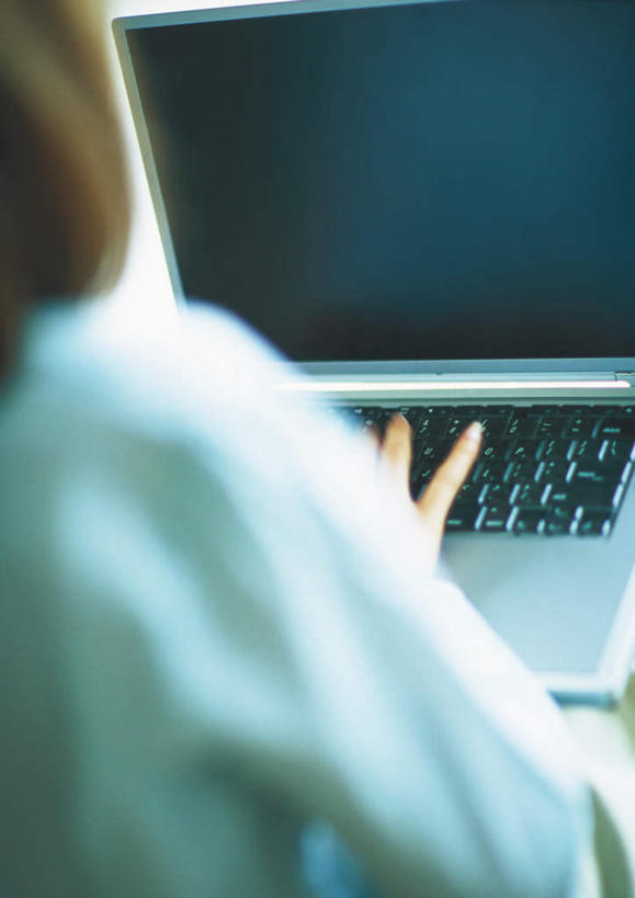 西方人,一个人,坐,竖图,室内,白天,电脑,笔记本电脑,欧洲,欧洲人,仅一个年轻女性,仅一个女性,仅一个人,敲打,朦胧,模糊,网络,注视,输入,通讯设备,背面,打字,观察,看,观看,点击,敲击,察看,无线,关注,通信设备,无线网络,无线上网,便携式电脑,按键,手提电脑,年轻女性,女人,女性,白种人,坐着,半身,彩图