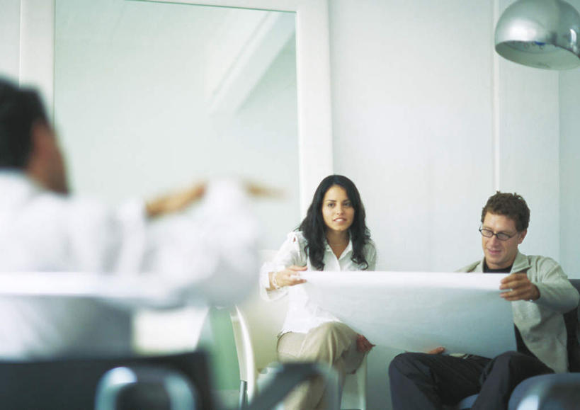 西方人,背部,三个人,同事,商务人士,商务男性,商务女性,办公室,坐,横图,室内,白天,正面,衬衫,成功,合作,团队,集体,信心,照明,欧洲,欧洲人,套装,朦胧,模糊,图纸,墙,灯光,领带,设计图,拿,拿着,注视,队伍,墙壁,墙面,灯,灯具,落地灯,观察,看,观看,照亮,察看,领导,照明设备,成就,关注,商务装,合伙,领袖,工程图,草图,蓝图,工薪阶层,男人,男性,年轻男性,年轻女性,女人,女性,白种人,年轻人,白领,上班族,设计,坐着,半身,彩图,衬衣